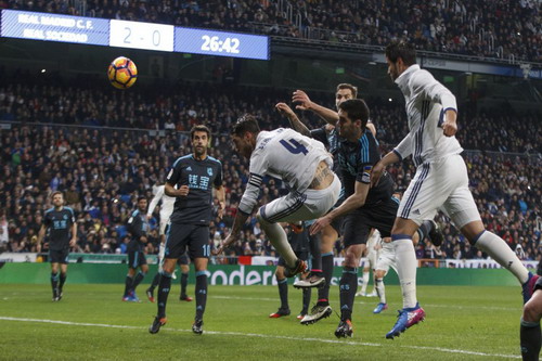 Alvaro Morata (phải) ghi b&agrave;n trong tư thế việt vị