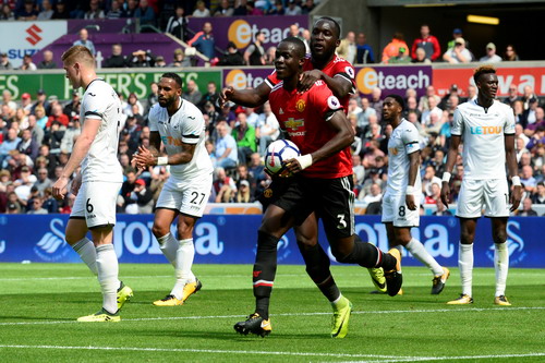 Ghi bàn hủy diệt, hàng công Man United vẫn bị chỉ trích