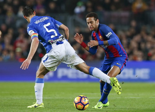 Neymar g&oacute;p c&ocirc;ng v&agrave;o cả hai b&agrave;n thắng...