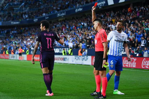 Thẻ đỏ khiến Neymar phải nghỉ đấu 3 trận, bao gồm El Clasico