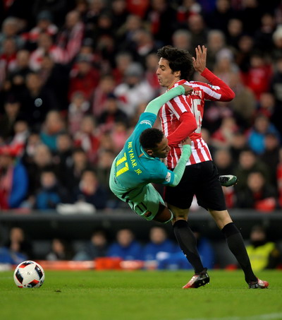 Barcelona ch&ugrave;n ch&acirc;n trước lối đ&aacute; r&aacute;t của Bilbao