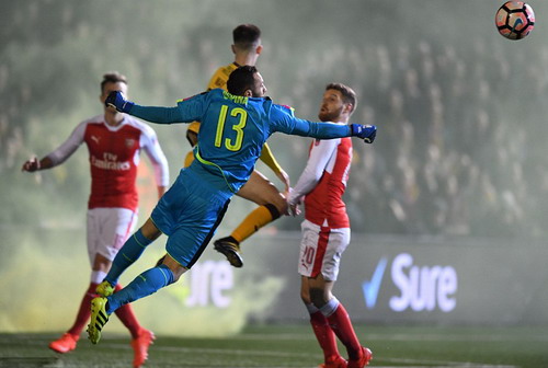 Thủ môn David Ospina cản phá pha bóng tấn công của Sutton United
