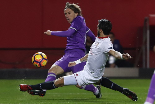 Pareja truy cản b&oacute;ng trước Luka Modric