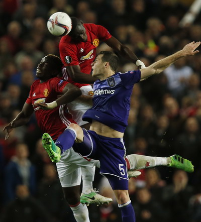 Tranh chấp bóng giữa Pogba và cầu thủ Anderlecht