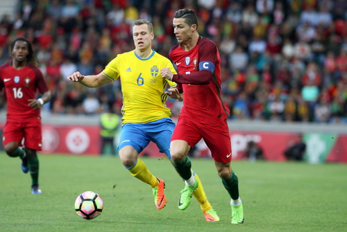 Ronaldo mở tỉ số, Bồ Đ&agrave;o Nha dẫn 2-0 ở hiệp 1