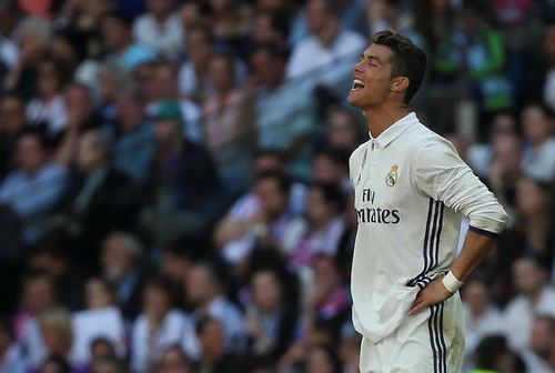 Ronaldo thất vọng sau pha bóng bị Savic cản phá phút 31