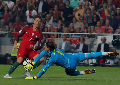 Ngược d&ograve;ng ngoạn mục, Bồ Đ&agrave;o Nha đoạt v&eacute; đến World Cup - Ảnh 4.