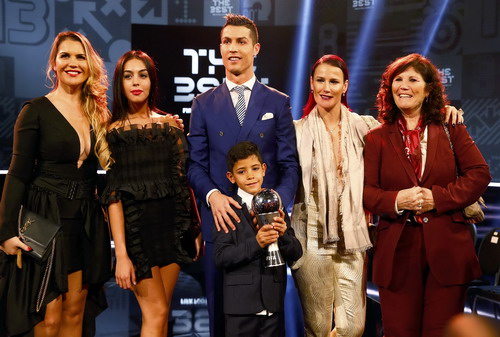 Ronaldo rạng rỡ b&ecirc;n giải thưởng v&agrave; gia đ&igrave;nh