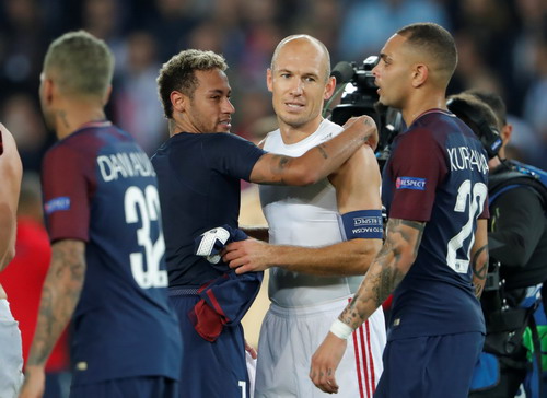 "Đôi chân pha lê" Arjen Robben giã từ tung hoành sân cỏ