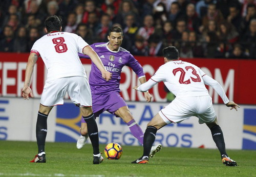 Ronaldo ghi b&agrave;n thắng thứ 56 từ chấm đ&aacute; phạt
