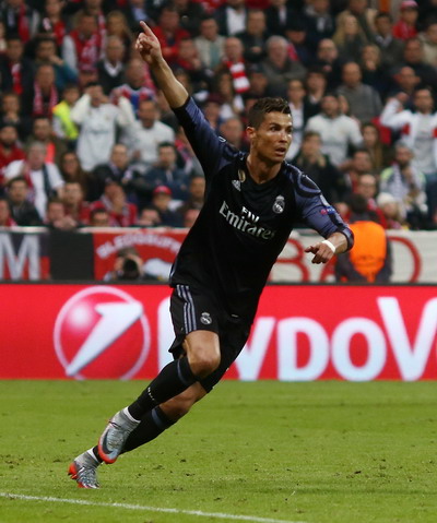 Ronaldo lập c&uacute; đ&uacute;p tr&ecirc;n s&acirc;n Allianz Arena