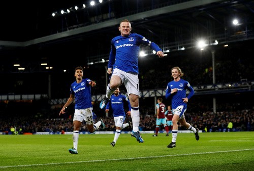 Rooney lập hat-trick, gieo sầu thầy cũ Moyes
