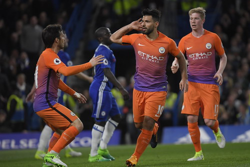 Aguero gỡ h&ograve;a 1-1 cho Man City
