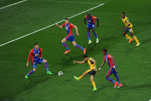 Các chân sút Arsenal luôn bị bao vây chặt trong những lần tấn công