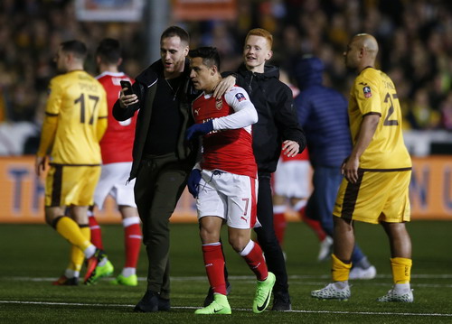 ... chụp ảnh với Alexis Sanchez khi 90 phút thi đấu khép lại