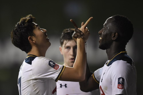 Chelsea, Tottenham bùng nổ, Liverpool bế tắc