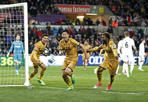 Son Heung-min (giữa) tiếp tục tỏa s&aacute;ng trong m&agrave;u &aacute;o Tottenham