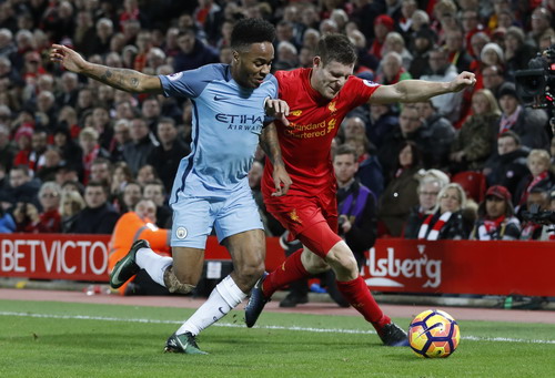 Raheem Sterling tranh chấp b&oacute;ng với James Milner