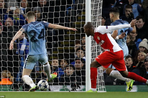 John Stones ghi bàn chuộc lỗi