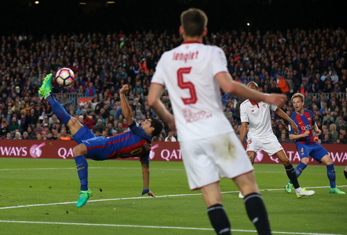 C&uacute; s&uacute;t xe đạp chổng ngược th&agrave;nh b&agrave;n của Luis Suarez