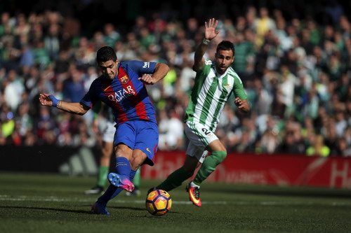 Luis Suarez ghi b&agrave;n gỡ h&ograve;a ph&uacute;t cuối c&ugrave;ng của trận đấu