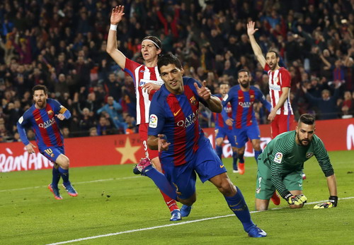 Suarez ghi bàn rồi bị thẻ đỏ, Barcelona vào chung kết Cúp Nhà vua