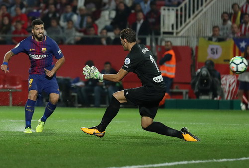 Hai pha đá phản, Girona thua đậm Barcelona