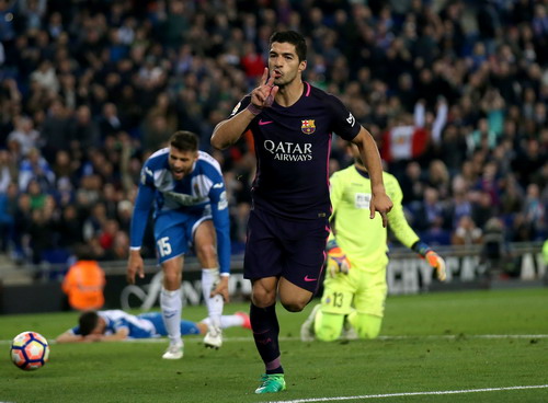 ... khi liên tiếp kiến tạo cho Rakitic và Suarez ghi bàn