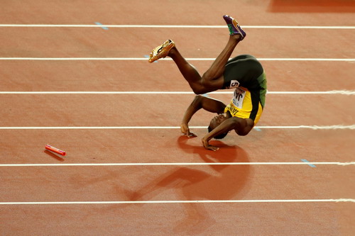 Vấp ngã ở đích đến, Usain Bolt cay đắng giã từ đường chạy - Ảnh 4.