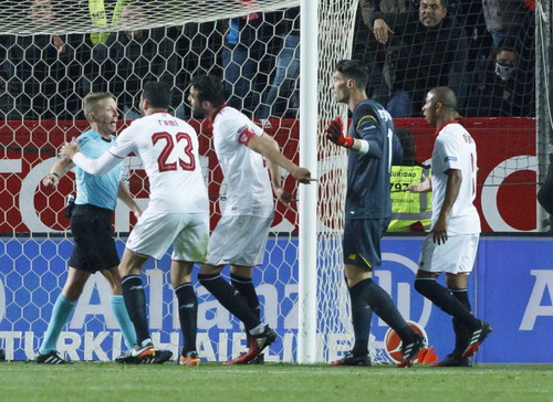 C&aacute;c cầu thủ Sevilla phản ứng trọng t&agrave;i về quả phạt 11 m