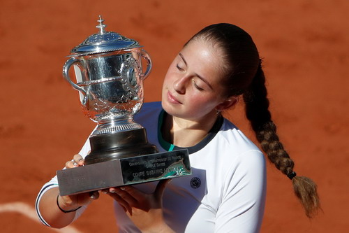 Tay vợt tuổi teen Ostapenko đăng quang Roland Garros
