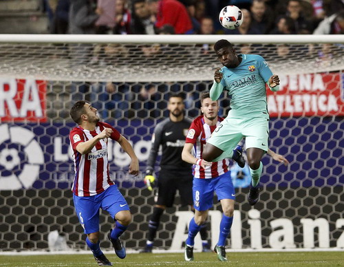 Hậu vệ Umtiti tranh b&oacute;ng c&ugrave;ng Koke của Atletico Madrid