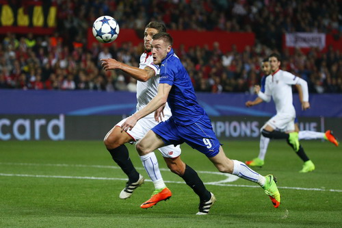 Jamie Vardy giúp Leicester duy trì hy vọng