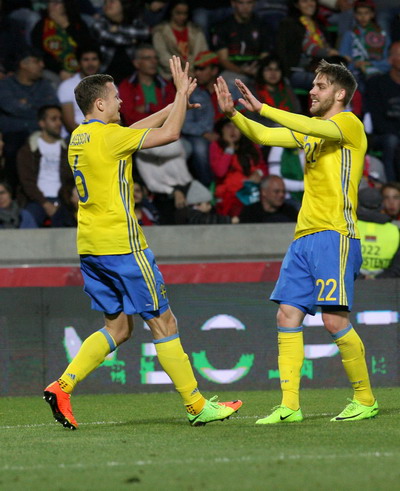 Viktor Claesson (6) lập c&uacute; đ&uacute;p, gi&uacute;p Thụy Điển gi&agrave;nh chiến thắng 3-2