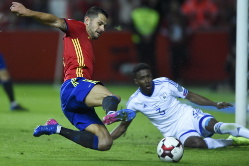 Vitolo có bàn thắng cho riêng mình cuối hiệp 1