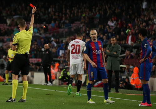 Vitolo nhận thẻ đỏ, Sevilla thua trận thiệt qu&acirc;n ở Nou Camp