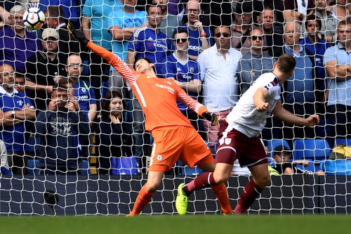 Nhận 2 thẻ đỏ, nh&agrave; v&ocirc; địch Chelsea thua thảm s&acirc;n nh&agrave; - Ảnh 3.