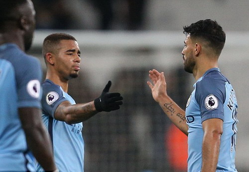 Aguero v&agrave; đồng đội trẻ Jesus trận thắng West Ham 4-0