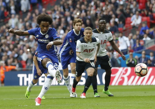 Willian đưa Chelsea vượt lên trước lần thứ nhì với cú sút phạt đền