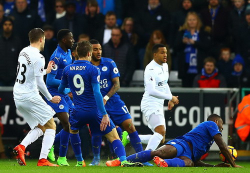 Wes Morgan để bóng chạm tay nhưng không bị thổi phạt đền