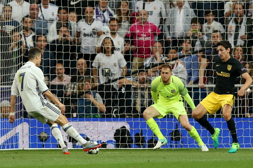 ... và hoàn tất cú hat-trick phút 86