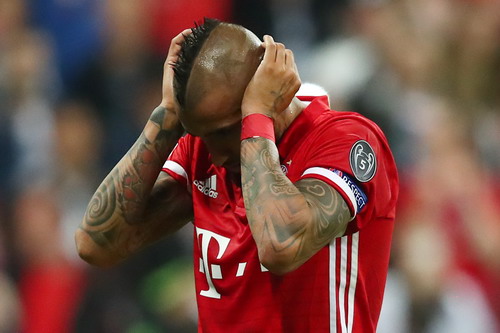 Vidal th&agrave;nh tội đồ sau c&uacute; s&uacute;t phạt đền hỏng cuối hiệp 1