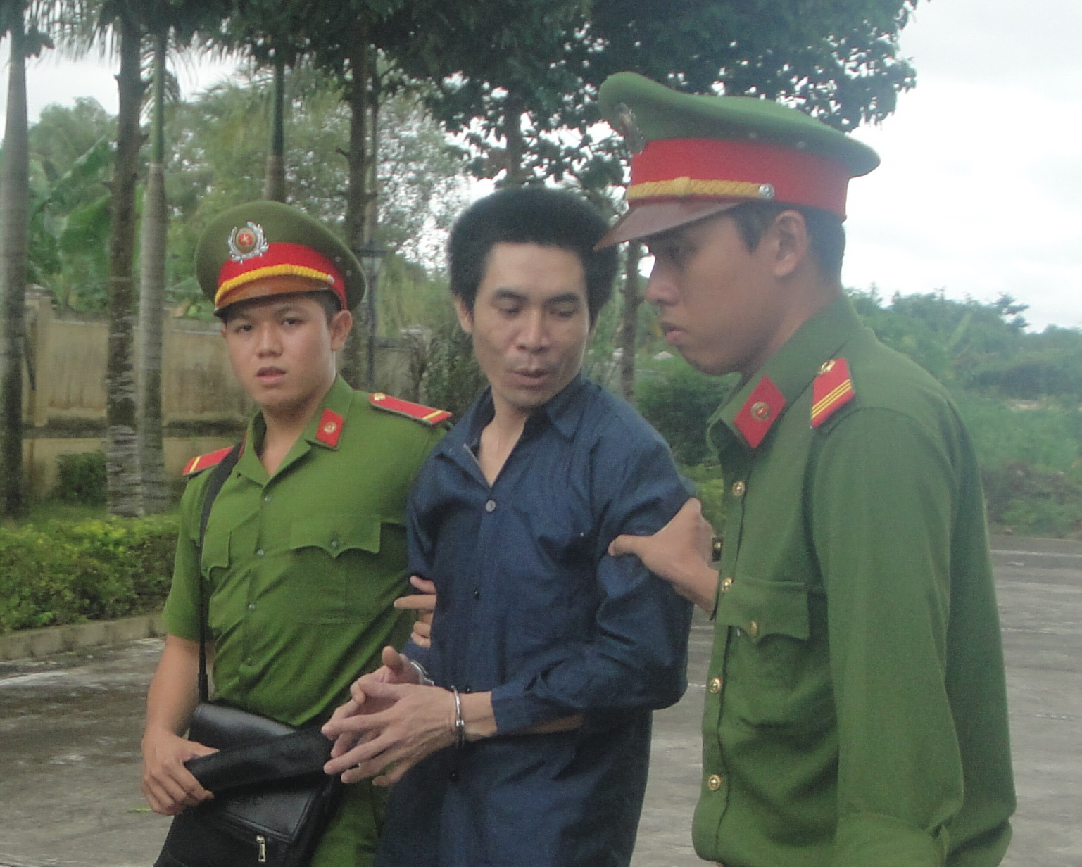 Cha dượng đồi bại nhiều lần hiếp dâm con riêng của vợ