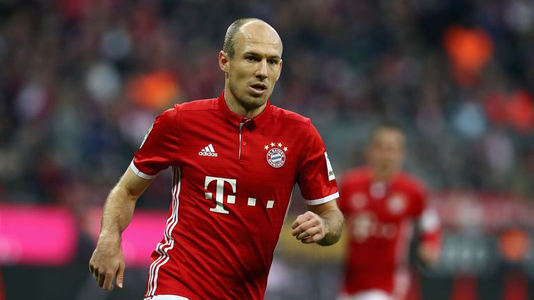 Robben chỉ trích các ngôi sao sang Trung Quốc vì "hám tiền"