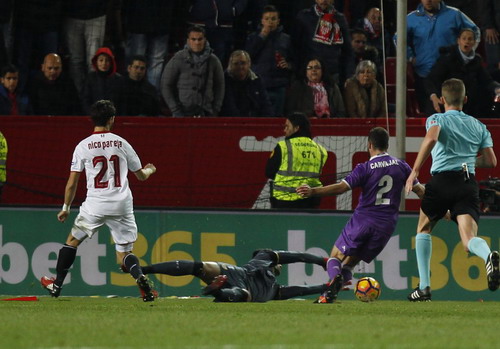 Thủ m&ocirc;n Sergio Rico chạm b&oacute;ng trước khi Carvajal t&eacute; ng&atilde;