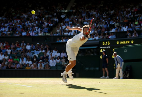 Djokovic lạnh l&ugrave;ng tho&aacute;t hiểm, Federer chờ đối đầu tiểu Federer - Ảnh 2.