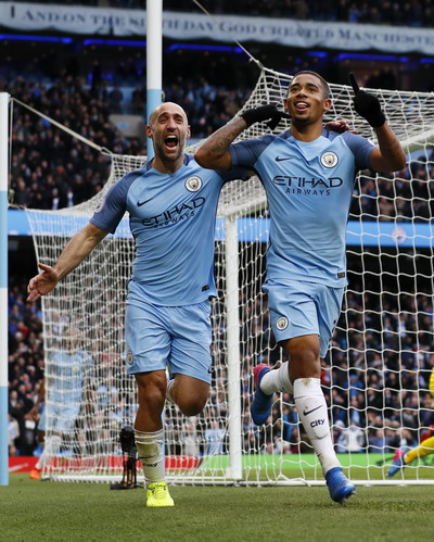 Gabriel Jesus (phải) là cứu tinh của Man City