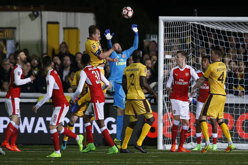 Jamie Collins trong một pha hãm thành Arsenal