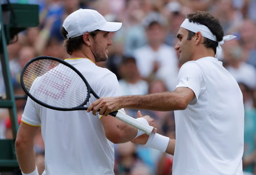 Djokovic lạnh l&ugrave;ng tho&aacute;t hiểm, Federer chờ đối đầu tiểu Federer - Ảnh 5.