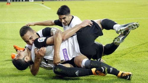 Trọng tài tặng 3 điểm, Barcelona tăng tốc dẫn đầu La Liga - Ảnh 7.